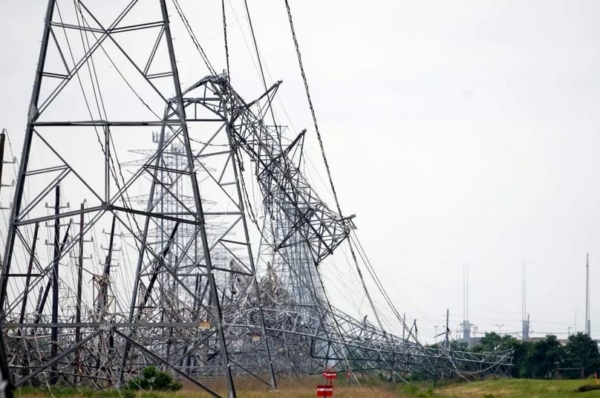Líneas eléctricas caídas tras una fuerte tormenta en Cypress, Texas, cerca de Houston, el 17 de mayo de 2024. (David J. Phillip/Foto AP)