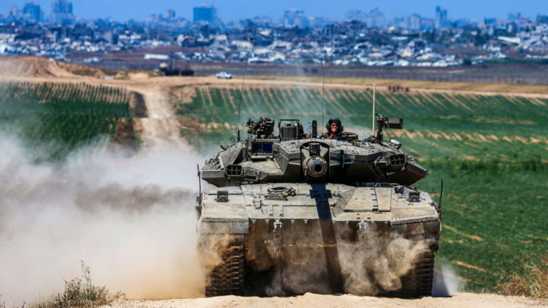 Un tanque de combate del ejército israelí se desplaza cerca de la frontera con la Franja de Gaza, en el sur de Israel, el 16 de mayo de 2024. (Saeed Qaq/Middle East Images/AFP vía Getty Images)