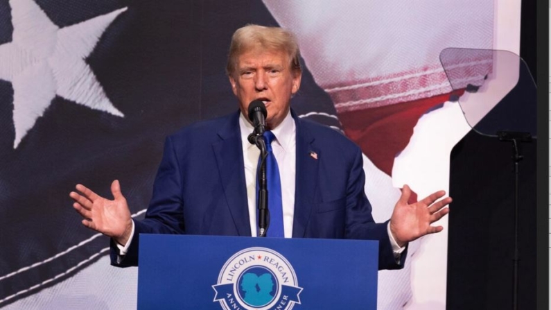 El candidato presidencial republicano, el expresidente Donald Trump, habla a los invitados en la cena anual Lincoln Reagan organizada por el partido republicano de Minnesota en St. Paul, Minnesota, el 17 de mayo de 2024. (Scott Olson/Getty Images)