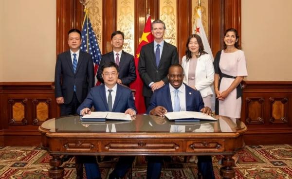 Delegados de California y de la provincia china de Hainan firman un acuerdo internacional sobre el clima en Sacramento, California, el 3 de agosto de 2023. (Cortesía de la Oficina del Gobernador Gavin Newsom)