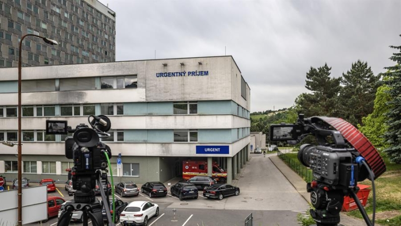 Imagen de cámaras de televisión en las inmediaciones del Hospital Universitario F. D. Roosevelt, donde el primer ministro eslovaco, Robert Fico, está siendo tratado después del atentado que sufrió el pasado miércoles, en Banska Bystrica, Eslovaquia, el 17 de mayo de 2024. EFE/EPA/Martin Divisek 