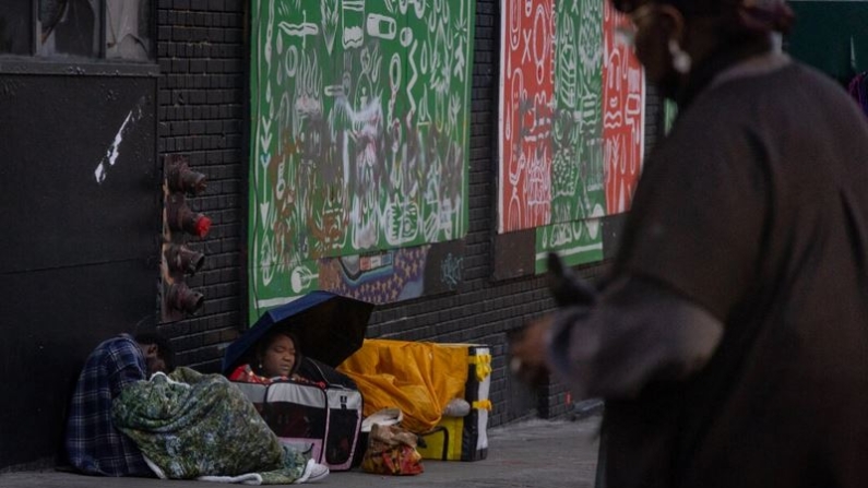 Personas sin hogar en San Francisco el 7 de marzo de 2024. (John Fredricks/The Epoch Times)