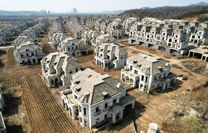 Una foto aérea muestra villas desiertas en un suburbio de Shenyang, en la provincia nororiental china de Liaoning, el 31 de marzo de 2023. (Jade Gao/AFP vía Getty Images)
