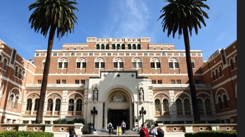 La gente camina por el campus de la Universidad del Sur de California en Los Ángeles el 21 de marzo de 2024. (Mario Tama/Getty Images)