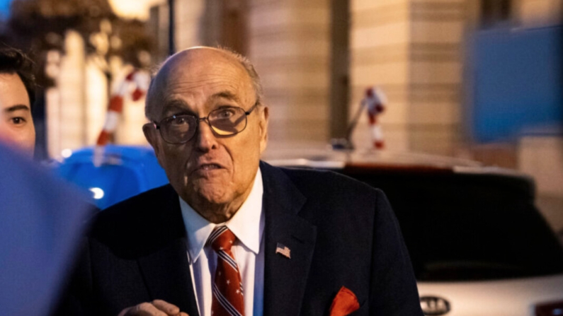 Rudy Giuliani, exabogado del expresidente Donald J. Trump, sale del Palacio de Justicia del Distrito de E. Barrett Prettyman en Washington el 14 de diciembre de 2023. (Madalina Vasiliu/The Epoch Times)