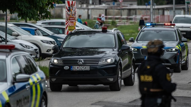 Un convoy de coches de policía transporta a Juraj Cintula, detenido por disparar y dejar gravemente herido al primer ministro eslovaco, Robert Fico, para ser interrogado en el Tribunal Penal Especializado de Pezinok, Eslovaquia, el 18 de mayo de 2024. EFE/EPA/Jakub Gavlak
