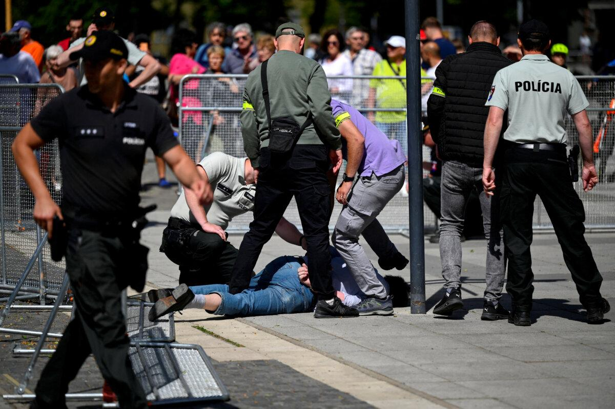 Una persona es detenida después de que el primer ministro eslovaco, Robert Fico, resultara herido en Handlova, Eslovaquia, el 15 de mayo de 2024. (Radovan Stoklasa/Reuters)