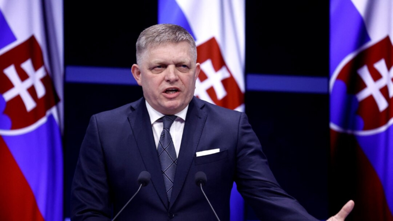 El primer ministro de Eslovaquia, Robert Fico, pronuncia un discurso durante la Cumbre sobre Energía Nuclear del Organismo Internacional de Energía Atómica (OIEA) en el centro de convenciones Brussels Expo de Bruselas el 21 de marzo de 2024. (Kenzo Tribouillard/AFP vía Getty Images)