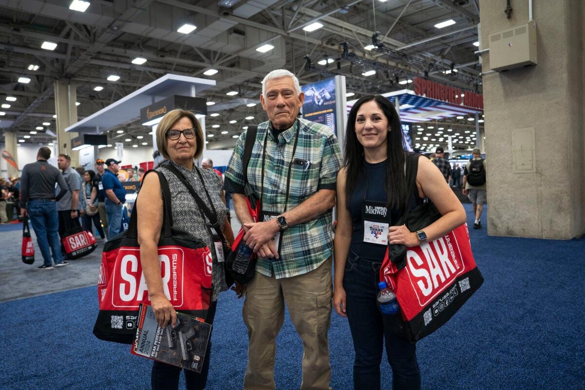 (De izq. a dcha.) Mercy Rubio, Zeke Rubio y Laura Rubio, de Fresno, California, asisten a las reuniones y exposiciones anuales de 2024 de la Asociación Nacional del Rifle (NRA) en el Centro de Convenciones Kay Bailey Hutchison de Dallas, Texas, el 17 de mayo de 2024. (Madalina Vasiliu/The Epoch Times)