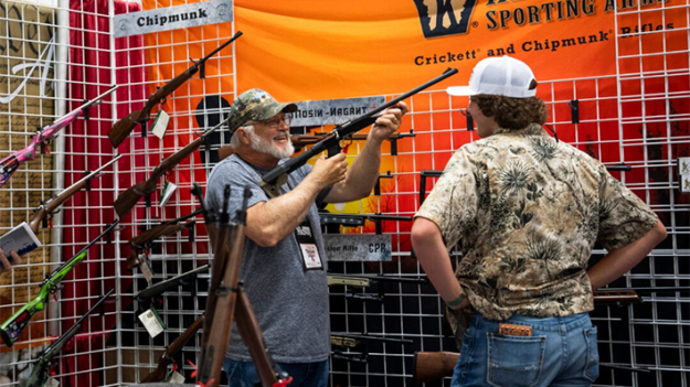 Afiliados a la NRA se reúnen en Dallas y prometen seguir apoyando el derecho a poseer armas