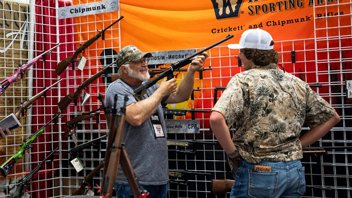 Un grupo de personas prueba armas de fuego en la exposición de la Asociación Nacional del Rifle (NRA) de 2024 en el Centro de Convenciones Kay Bailey Hutchison de Dallas, Texas, el 17 de mayo de 2024. (Madalina Vasiliu/The Epoch Times)

