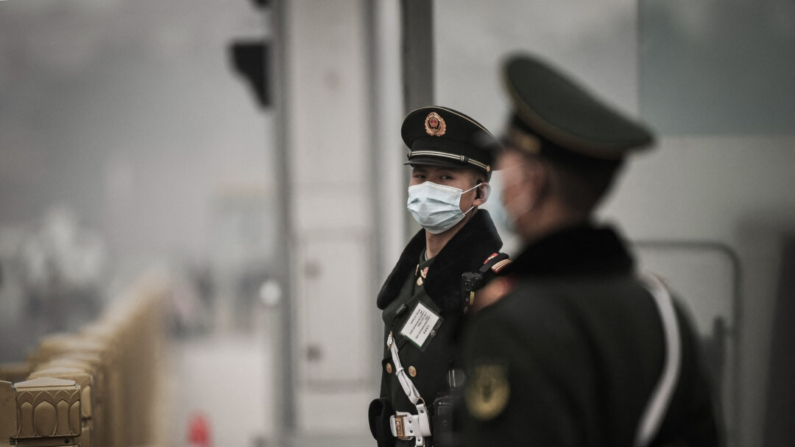 Policías paramilitares montan guardia en la plaza de Tiananmen de Beijing el 10 de marzo de 2021. (Noel Celis/AFP vía Getty Images)