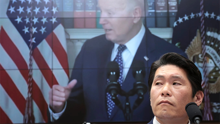 El ex abogado especial Robert K. Hur testifica frente a un video del presidente de EE. UU. Joe Biden durante una audiencia celebrada por el Comité Judicial de la Cámara de Representantes en Washington el 12 de marzo de 2024. (Win McNamee/Getty Images)
