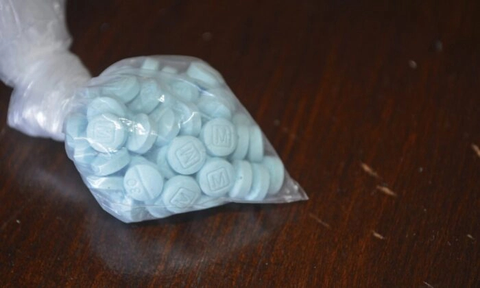 Píldoras azul cielo con fentanilo conocidas en la calle como "Mexican oxy" en una foto de archivo. (Administración para el Control de Drogas vía AP)