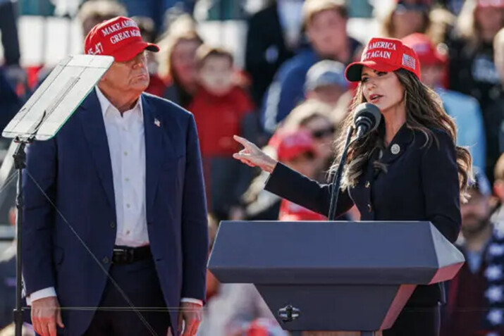 El expresidente Donald Trump escucha mientras la gobernadora de Dakota del Norte, Kristi Noem, habla durante un rally en Vandalia, Ohio, el 16 de marzo de 2024. (Kamil Krzacynski/AFP vía Getty Images)