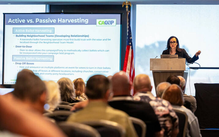 La presidenta del Partido Republicano de California, Jessica Millan Patterson, habla sobre la recogida legal de papeletas en la Convención del CAGOP de 2024, en Burlingame, California, el 17 de mayo de 2024. (John Fredricks/The Epoch Times)
