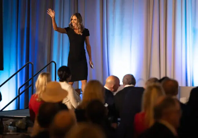 La copresidenta del Comité Nacional Republicano (RNC), Lara Trump, habla en la convención CAGOP 2024 en Burlingame, California, el 18 de mayo de 2024. (John Fredricks/The Epoch Times)