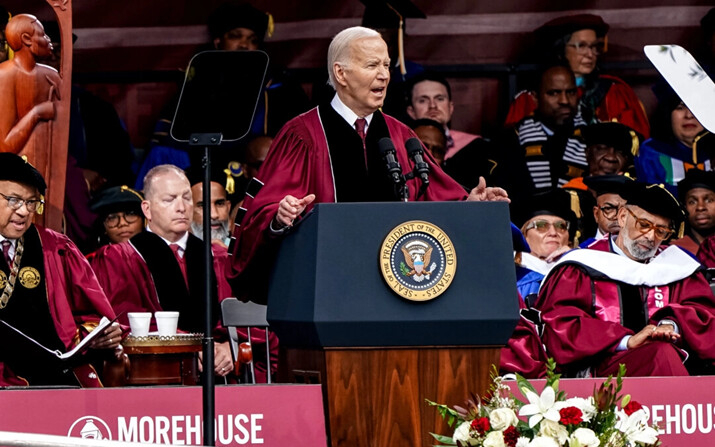 El presidente Joe Biden pronuncia un discurso en la ceremonia de graduación del Morehouse College, en Atlanta, el 19 de mayo de 2024. (Elijah Nouvelage/Getty Images)
