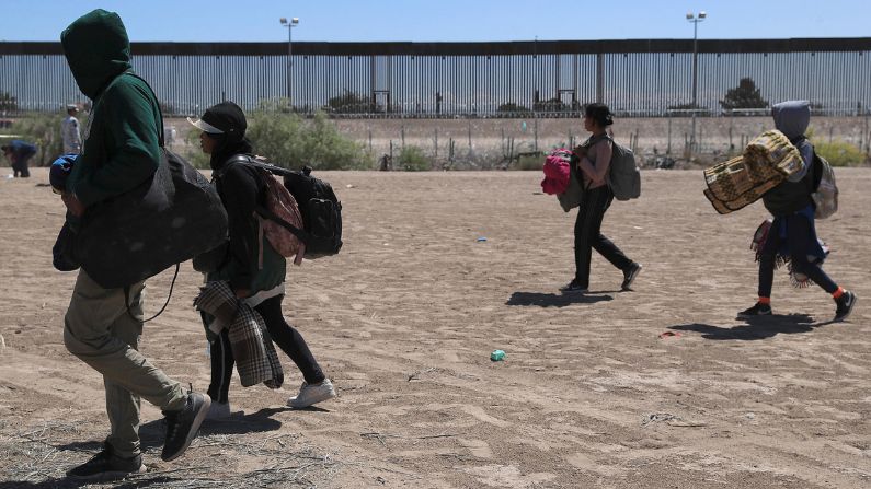 Migrantes caminan en inmediaciones al muro fronterizo entre México y EE.UU., el 17 de mayo de 2024, en Ciudad Juárez, en el estado de Chihuahua. (EFE/Luis Torres)