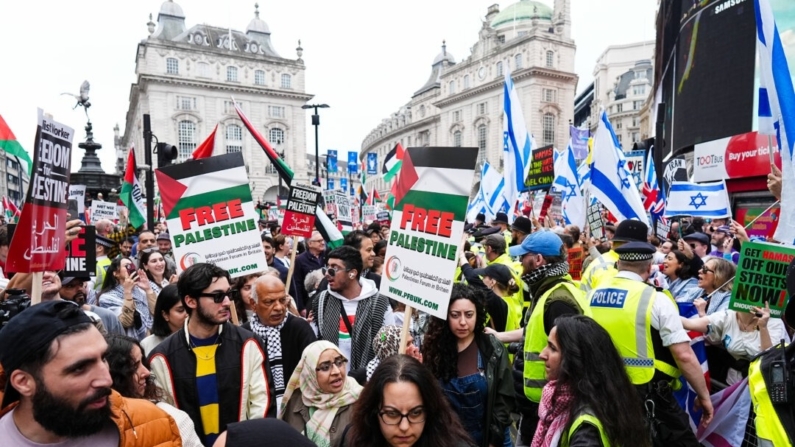 Manifestantes pro palestinos y contramanifestantes pro israelíes son vistos en Piccadilly Circus en Londres el 18 de mayo de 2024. (Aaron Chown/PA Wire)