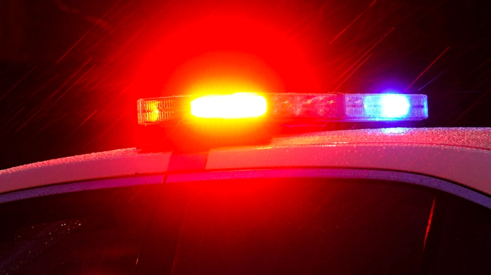 Un coche de policía con luces intermitentes en una foto de archivo. (Matt Rourke/Foto AP)