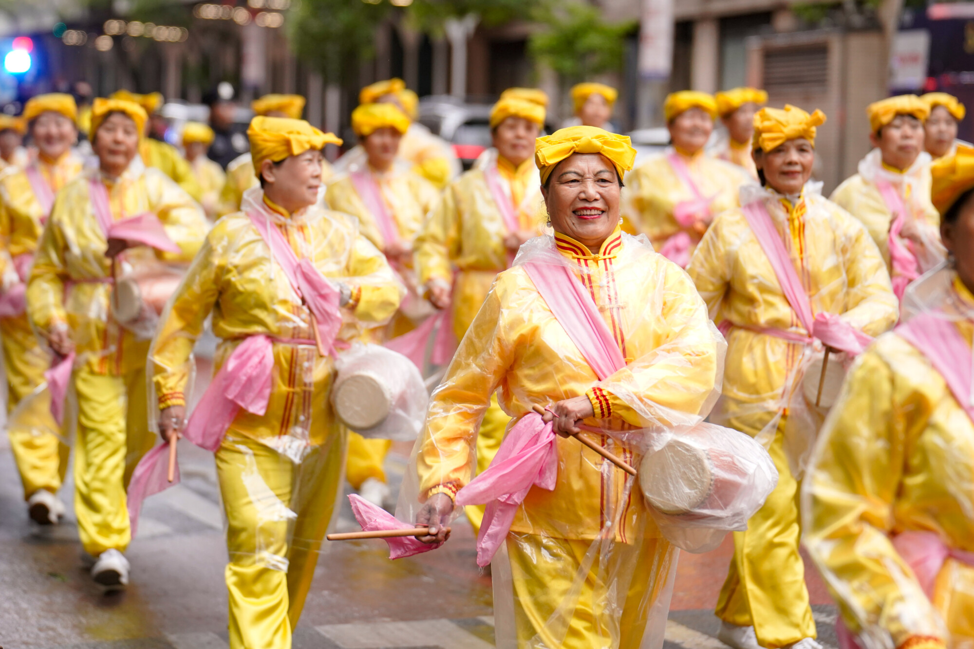 Practicantes de Falun Gong participan en un desfile para celebrar el Día Mundial de Falun Dafa mientras piden el fin de la persecución en China, en Nueva York, el 10 de mayo de 2024. (Samira Bouaou/The Epoch Times)