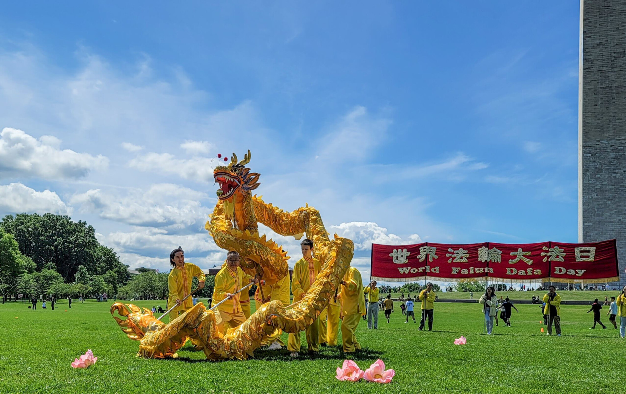 Practicantes de Falun Gong en el área metropolitana de Washington DC celebran el Día de Falun Dafa en el Monumento a Washington el 11 de mayo de 2024. (Bin Xue para The Epoch Times)