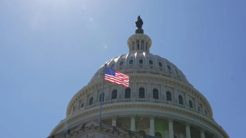 Una bandera de Estados Unidos ondea en el Capitolio de Washington el 13 de mayo de 2024. (Lei Chen/NTD)