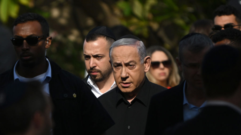 El primer ministro israelí Benjamin Netanyahu asiste al funeral del sargento mayor Gal Meir Eisenkot, de 25 años, en el cementerio de Herzliya el 8 de diciembre de 2023 en Herzliya, Israel. (Alexi J. Rosenfeld/Getty Images)