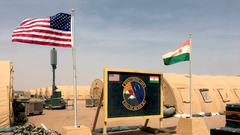 Banderas de Estados Unidos y Níger ondean una al lado de la otra en el campamento base para el personal que apoya la construcción de la Base Aérea 201 de Níger en Agadez, Níger, el 16 de abril de 2018. (Carley Petesch/Foto AP)