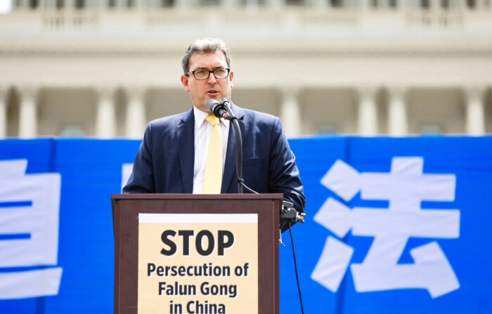 Benedict Rogers, activista británico de derechos humanos, habla en una manifestación conmemorativa del 20 aniversario de la persecución de Falun Gong en China, en el jardín oeste del Capitolio en Washington, el 18 de julio de 2019. (Samira Bouaou/The Epoch Times)