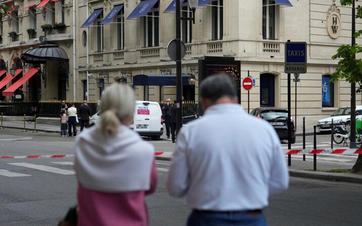 Turistas observan la entrada de la joyería Harry Winston tras un robo en París, el 18 de mayo de 2024. (Thibault Camus/AP)