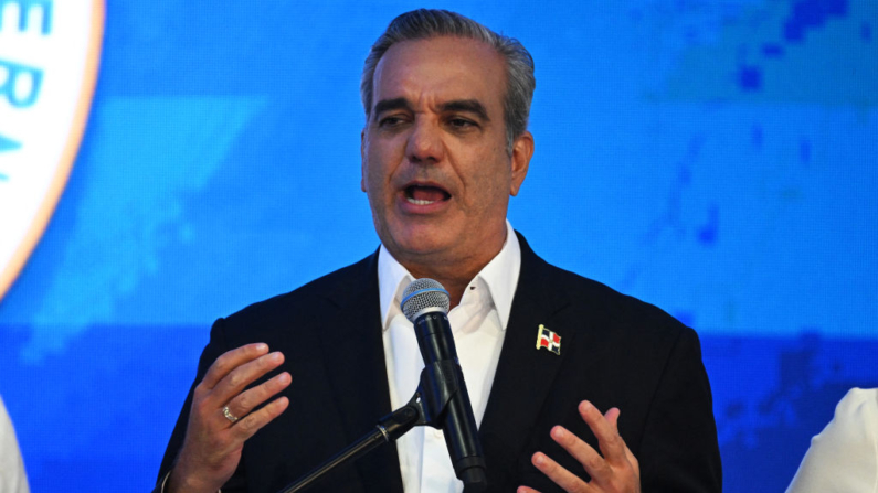 El presidente de República Dominicana y candidato presidencial por el Partido Revolucionario Moderno (PRM), Luis Abinader, habla a sus partidarios tras los primeros resultados de las elecciones generales en Santo Domingo el 19 de mayo de 2024. (Federico Parra/AFP vía Getty Images)