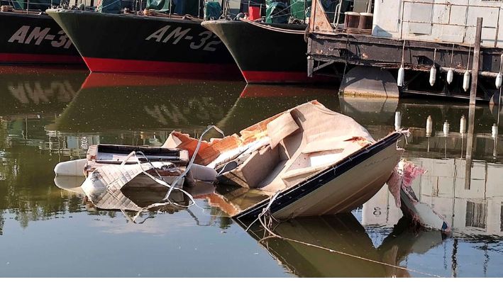 Esta foto proporcionada por BRFK Facebook muestra un barco siniestrado en el extremo norte de Budapest, donde fue remolcado, después de ser descubierto en el agua por la policía tras un choque de barcos en el río Danubio el domingo 19 de mayo de 2024. La policía dice que hay muertos y varios desaparecidos. (BRFK Facebook vía AP)
