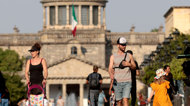 Personas caminan bajo el sol durante una ola de calor que azota el país, en Guadalajara, estado de Jalisco, México, el 9 de mayo de 2024. (Ulises Ruiz/AFP vía Getty Images)