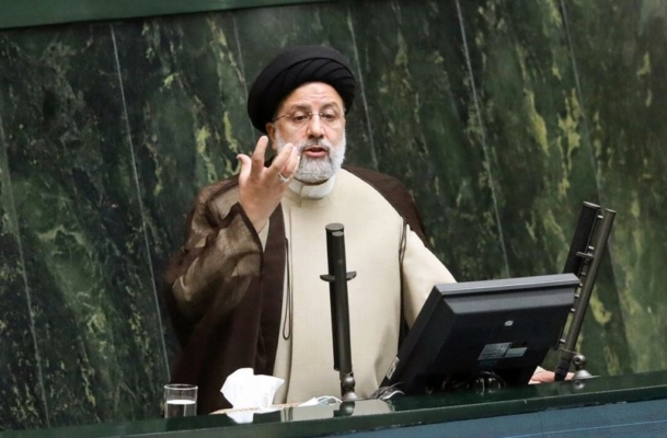 El líder iraní Ebrahim Raisi se dirige al parlamento en Teherán, Irán, el 16 de noviembre de 2021. (Vahid Salemi/Foto AP)