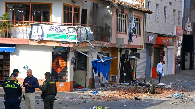 Integrantes de fuerzas de seguridad recorren el lugar donde explotó un artefacto este lunes en Jamundí, Colombia.  (EFE)