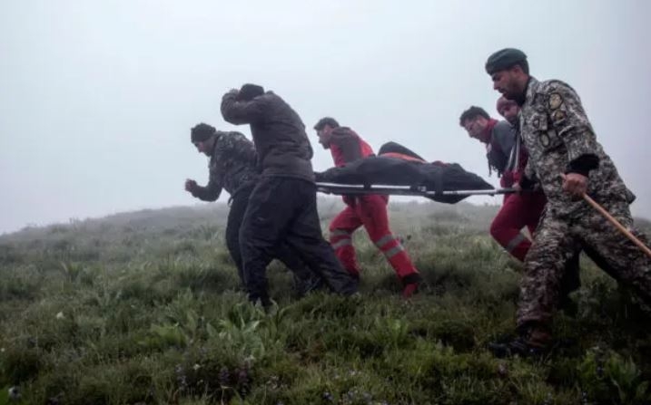 Rescatistas recuperan cuerpos en el lugar donde se estrelló un helicóptero que transportaba al presidente de Irán, a su ministro de Asuntos Exteriores y a otras personas en Varzaghan, en el noroeste de Irán, el 20 de mayo de 2024. (Azin Haghighi/AFP vía Getty Images)