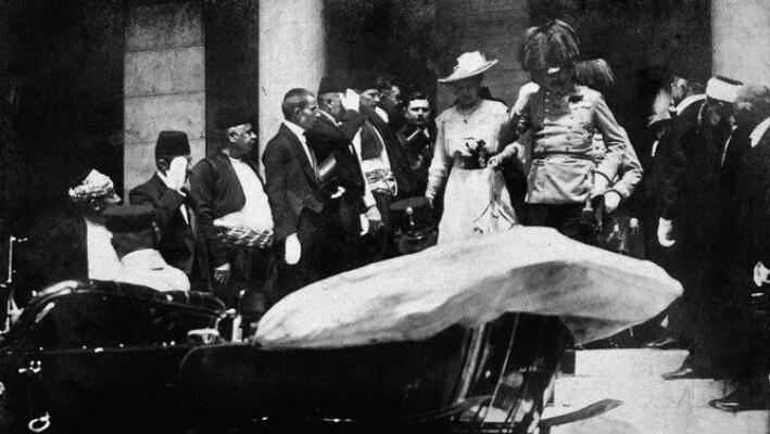 En esta fotografía del 28 de junio de 1914, el archiduque de Austria Francisco Fernando (CR) y su esposa Sofía caminan hacia su coche en Sarajevo. Esta foto fue tomada minutos antes del asesinato del Archiduque y su esposa, hecho que desencadenó una reacción en cadena de acontecimientos que eventualmente conducirían a la Primera Guerra Mundial. 