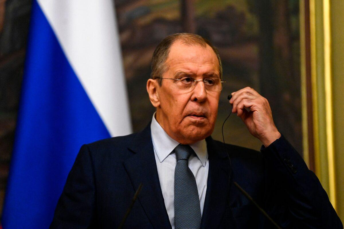 El ministro de Asuntos Exteriores Serguéi Lavrov ofrece una rueda de prensa conjunta con su homólogo iraní tras una reunión en Moscú el 6 de octubre de 2021. (Kirill KudryavtsevI/Pool via Getty Images)