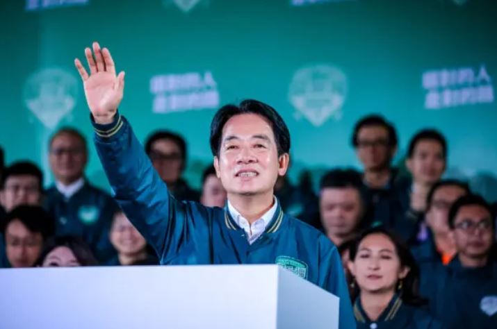 El vicepresidente y presidente electo de Taiwán por el Partido Democrático Progresista, Lai Ching-te, habla a sus seguidores en un mitin en la sede del partido en Taipei, Taiwán, el 13 de enero de 2024. (Annabelle Chih/Getty Image)