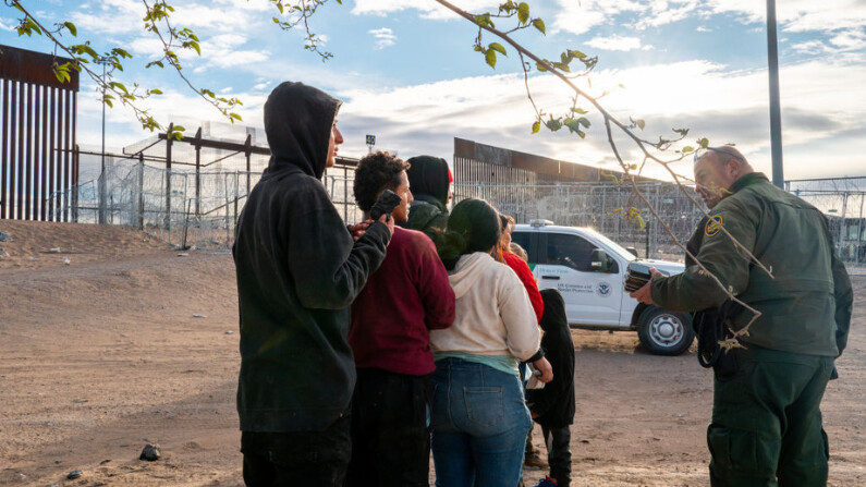 Un grupo de migrantes espera a ser procesado después de cruzar el río Grande en El Paso, Texas, el 2 de abril de 2024. (Brandon Bell/Getty Images)