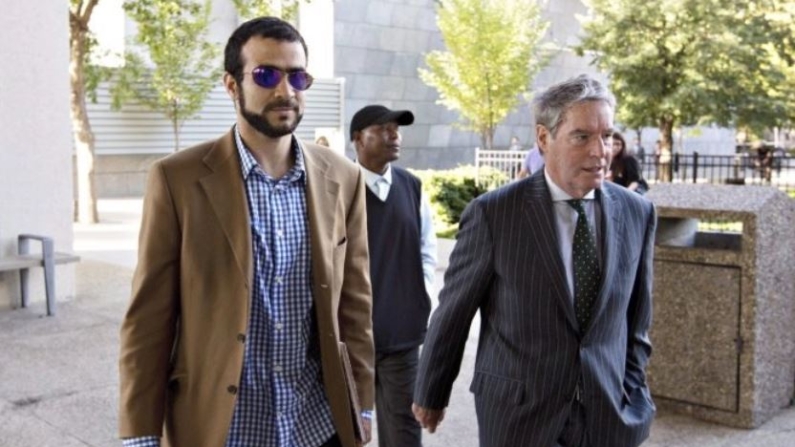 Omar Khadr y su abogado Dennis Edney llegan a la audiencia sobre las condiciones de la fianza del Sr. Khadr en Edmonton, Alta, el 11 de septiembre de 2015. (Jason Franson/The Canadian Press)