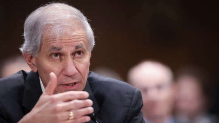 El presidente de la Corporación Federal de Seguro de Depósitos, Martin J. Gruenberg, declara ante el Comité de Banca, Vivienda y Asuntos Urbanos del Senado, en Washington, D.C., el 28 de marzo de 2023. (Win McNamee/Getty Images)