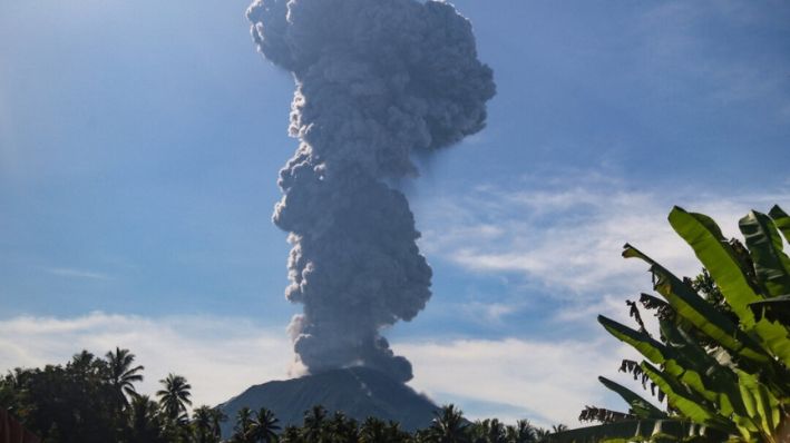 El monte Ibu arroja un humo espeso en Gam Ici, en el norte de Maluku, Indonesia, el 13 de mayo de 2024. (Azzam Risqullah/AFP/Getty Images)