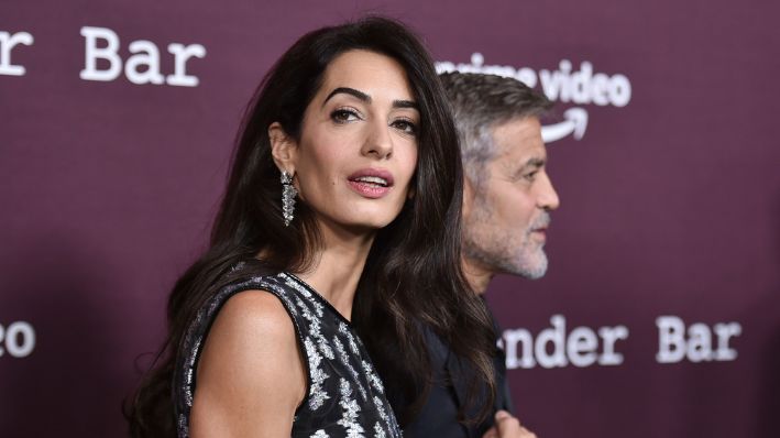Amal Clooney, izquierda, y George Clooney llegan a una proyección de "The Tender Bar", el 3 de octubre de 2021, en el Gremio de Directores de América en Los Ángeles.(Richard Shotwell/Invision/AP, Archivo)