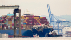 Remolcadores escoltan a puerto al buque que causó el derrumbe del puente de Baltimore