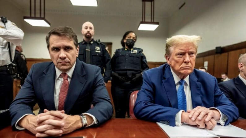 El expresidente Donald Trump y su abogado Todd Blanche asisten a su juicio en el Tribunal Penal de Manhattan el 20 de mayo de 2024 en Nueva York. (Mark Peterson-Pool/Getty Images)