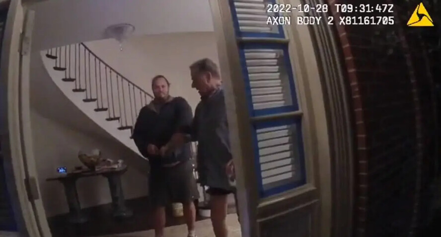 Las imágenes de la cámara corporal de la policía muestran el ataque a Paul Pelosi en su casa, el 28 de octubre de 2022. (Departamento de Policía de San Francisco)