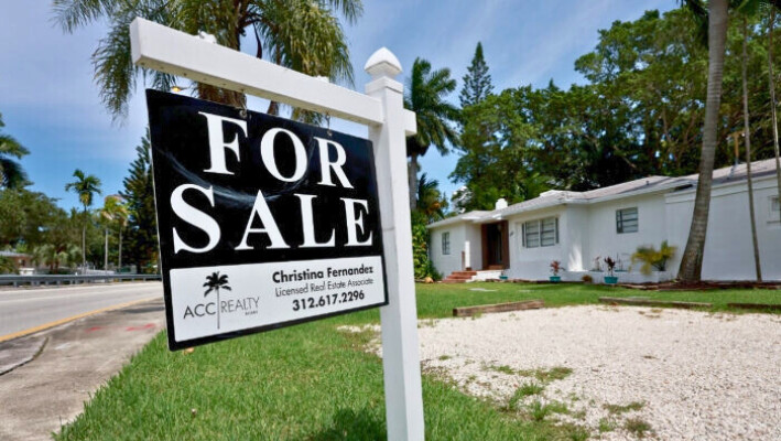 Un cartel de "se vende" cuelga frente a una casa en Miami, Florida, el 21 de junio de 2022. (Joe Raedle/Getty Images)
